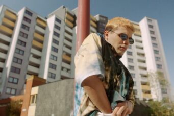 A still from the movie No Hard Feelings