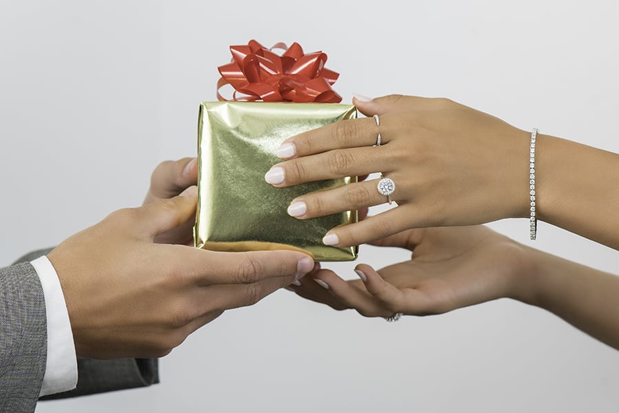 Sparkling holiday gifts for every stage of a relationship - Vimarsana News