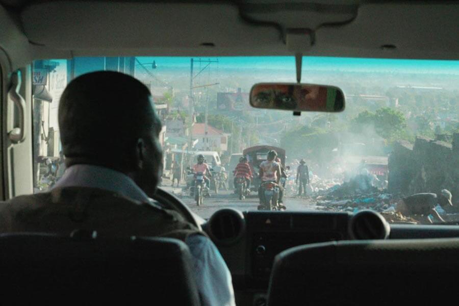 A still image from the movie zo reken from inside a car looking out the windshield