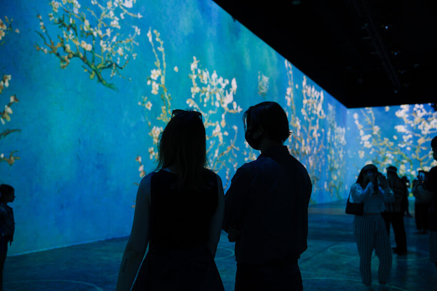 Two people in silhouette at Immersive Van Gogh