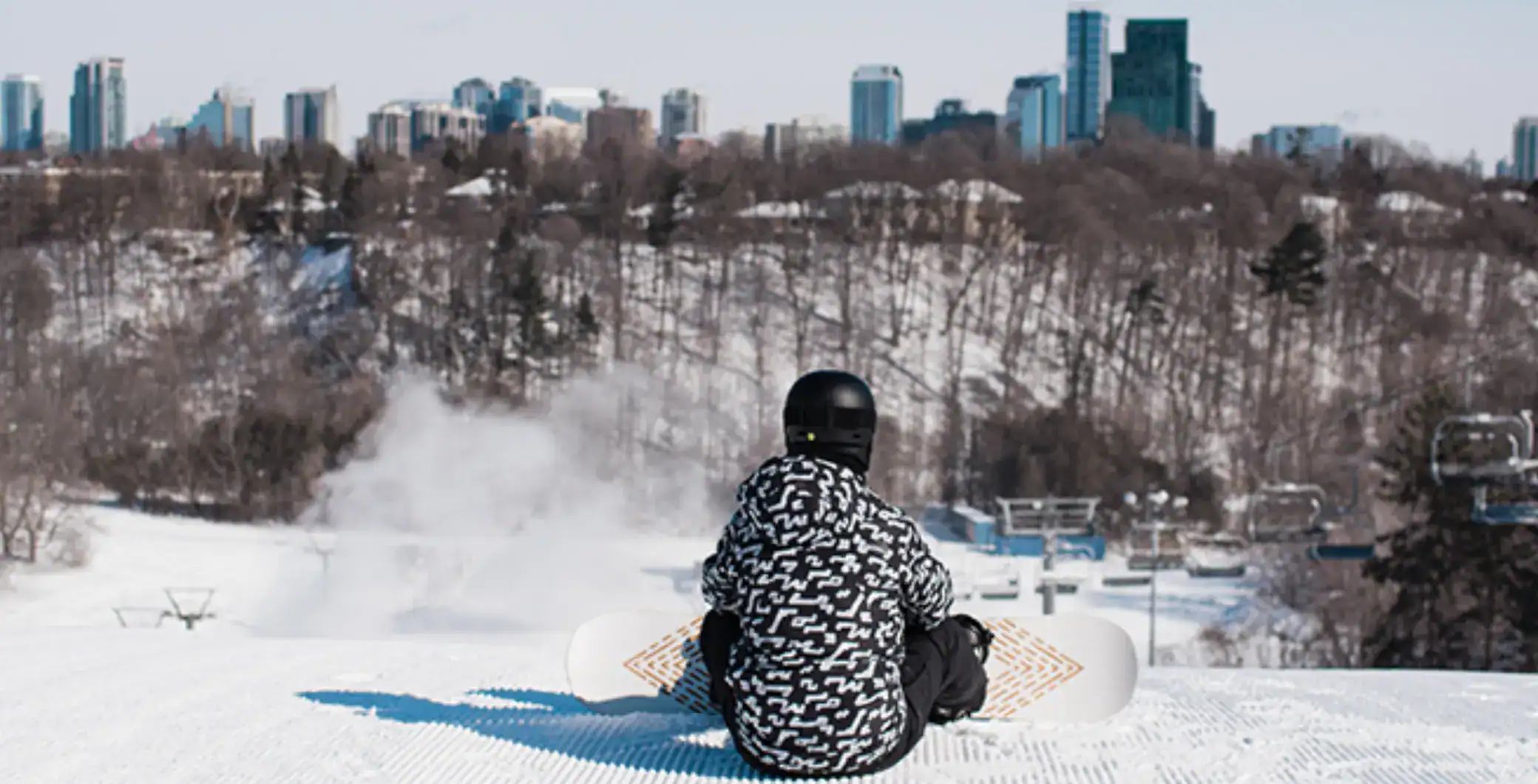 Discover the best GTA ski spots, from beginner-friendly hills to full ski resorts offering skiing, snowboarding, and snowtubing.