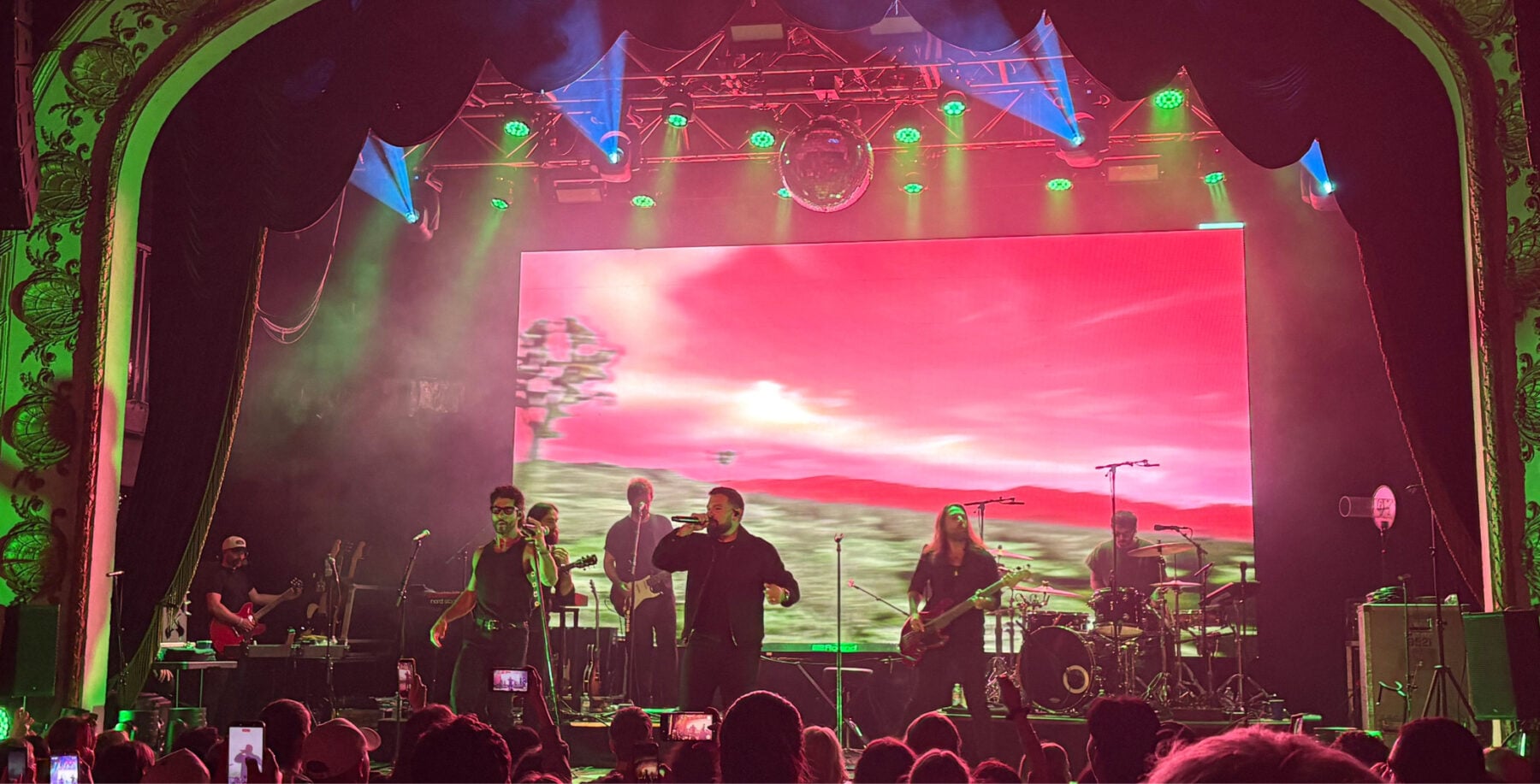 Dan + Shay captured live in Toronto. (Courtesy: Karen Bliss)